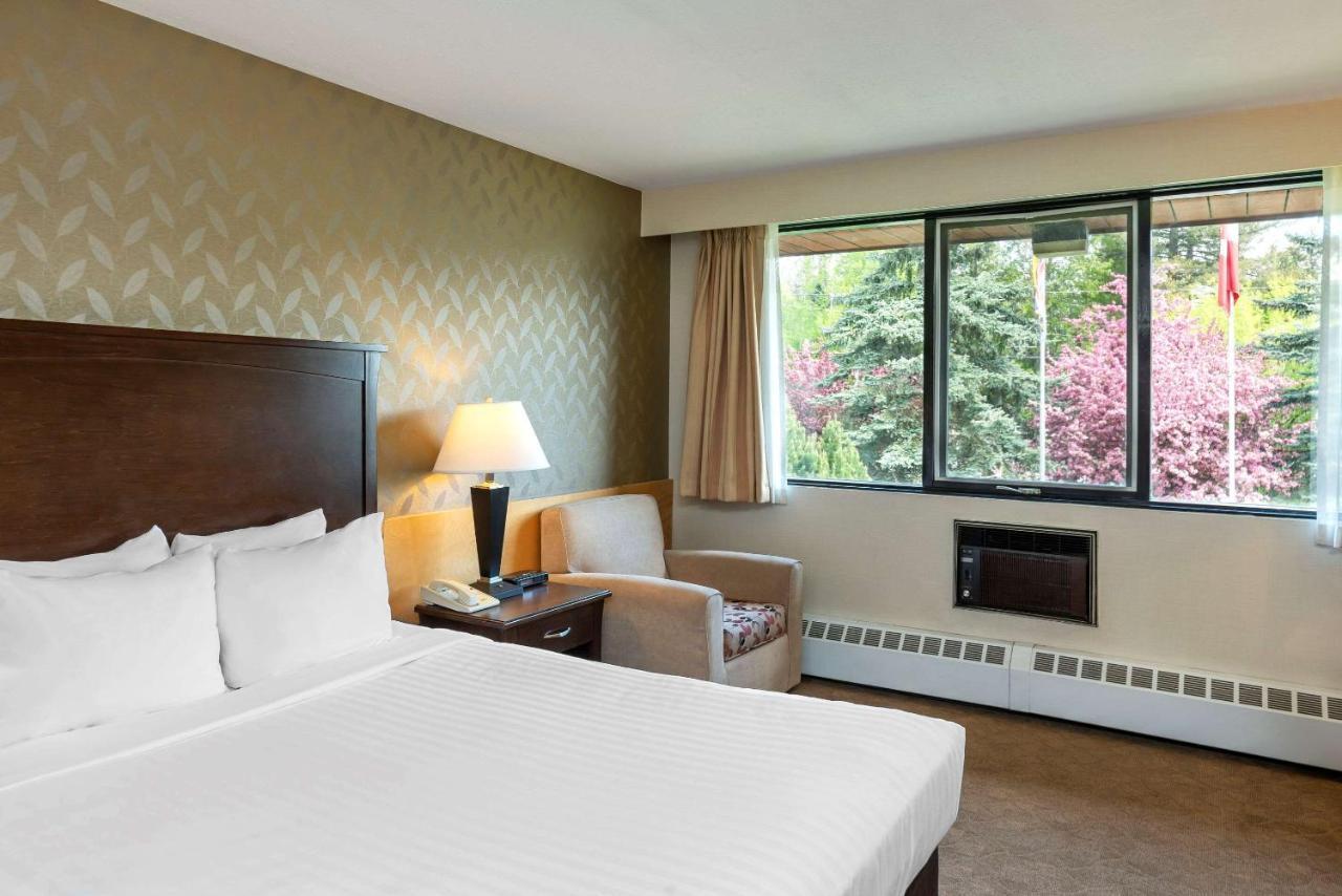 Prestige Riverside Lodge Квінел Екстер'єр фото