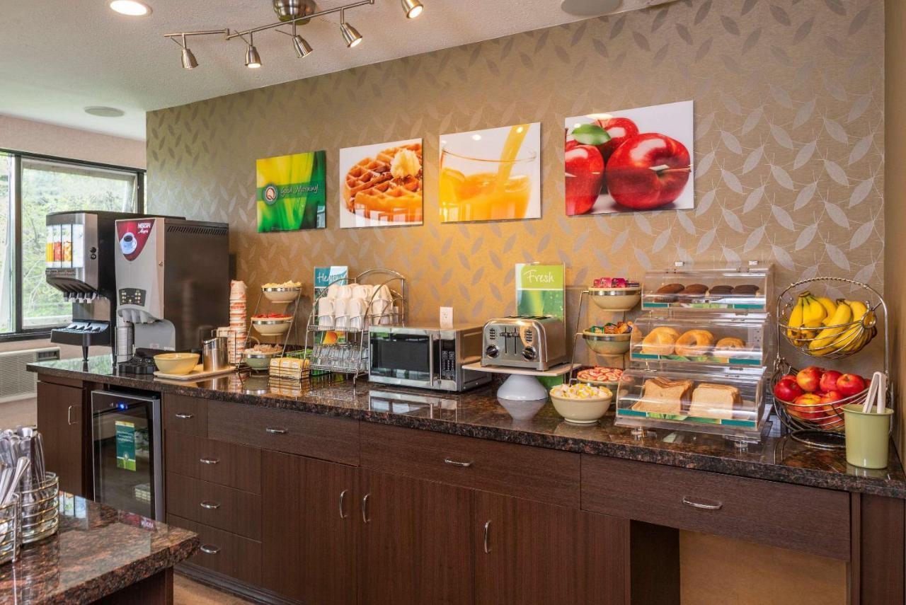 Prestige Riverside Lodge Квінел Екстер'єр фото