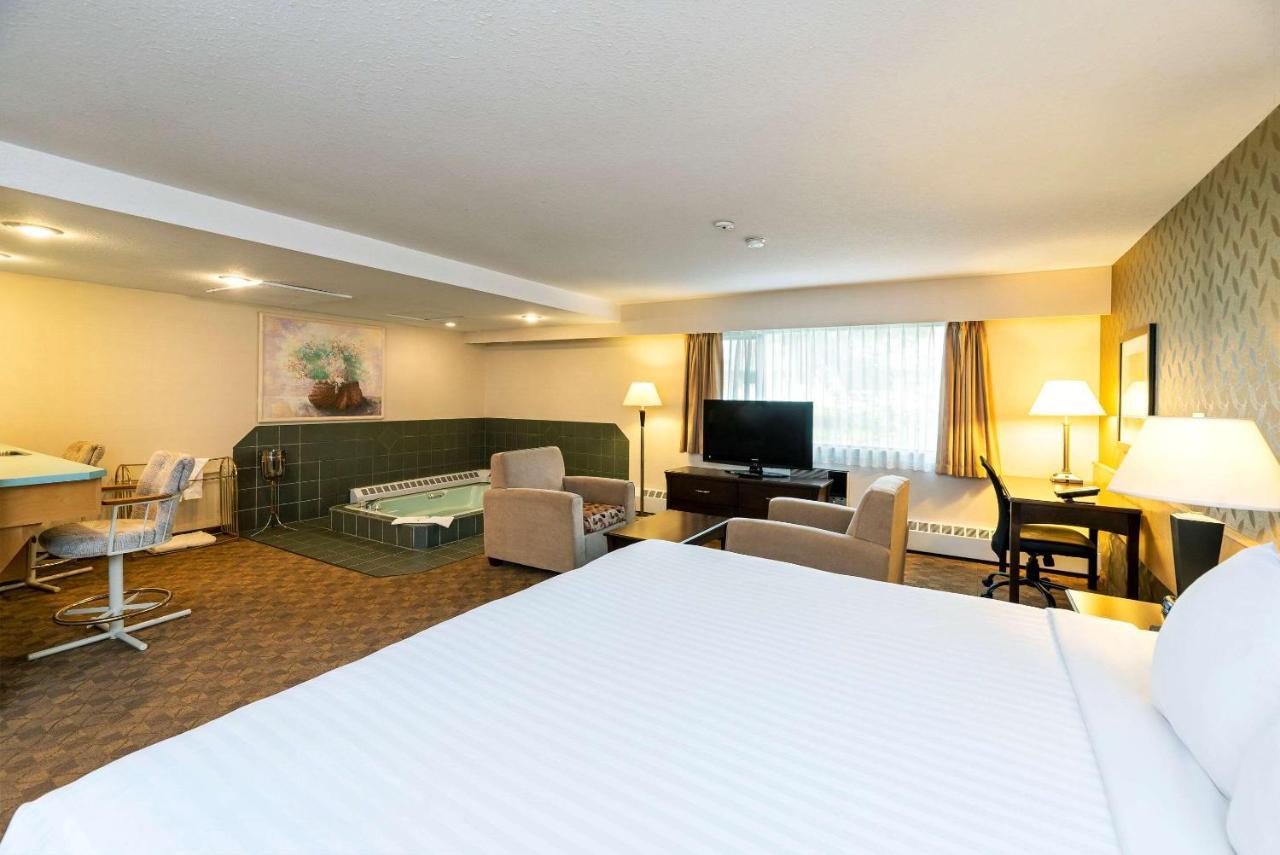 Prestige Riverside Lodge Квінел Екстер'єр фото