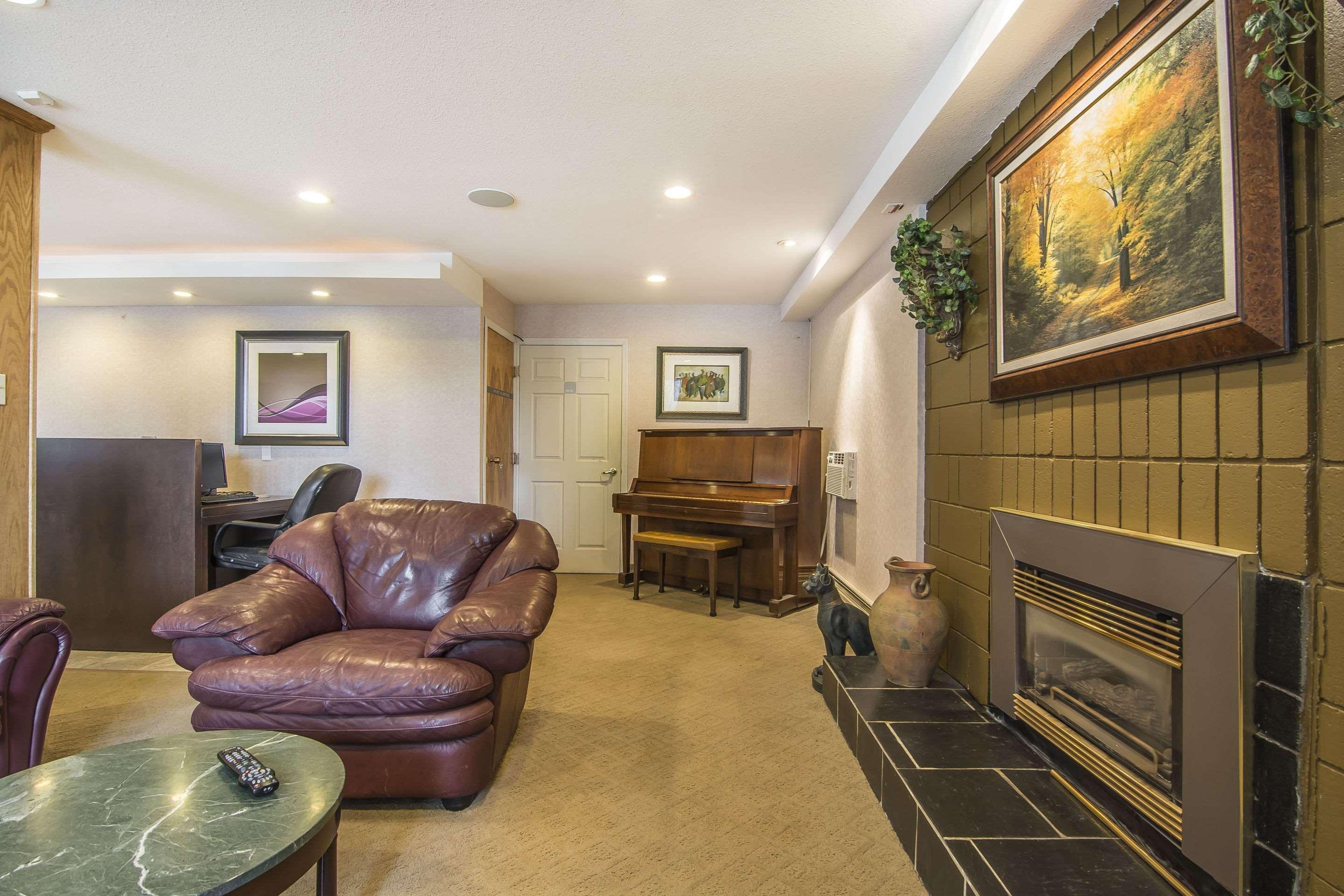 Prestige Riverside Lodge Квінел Екстер'єр фото