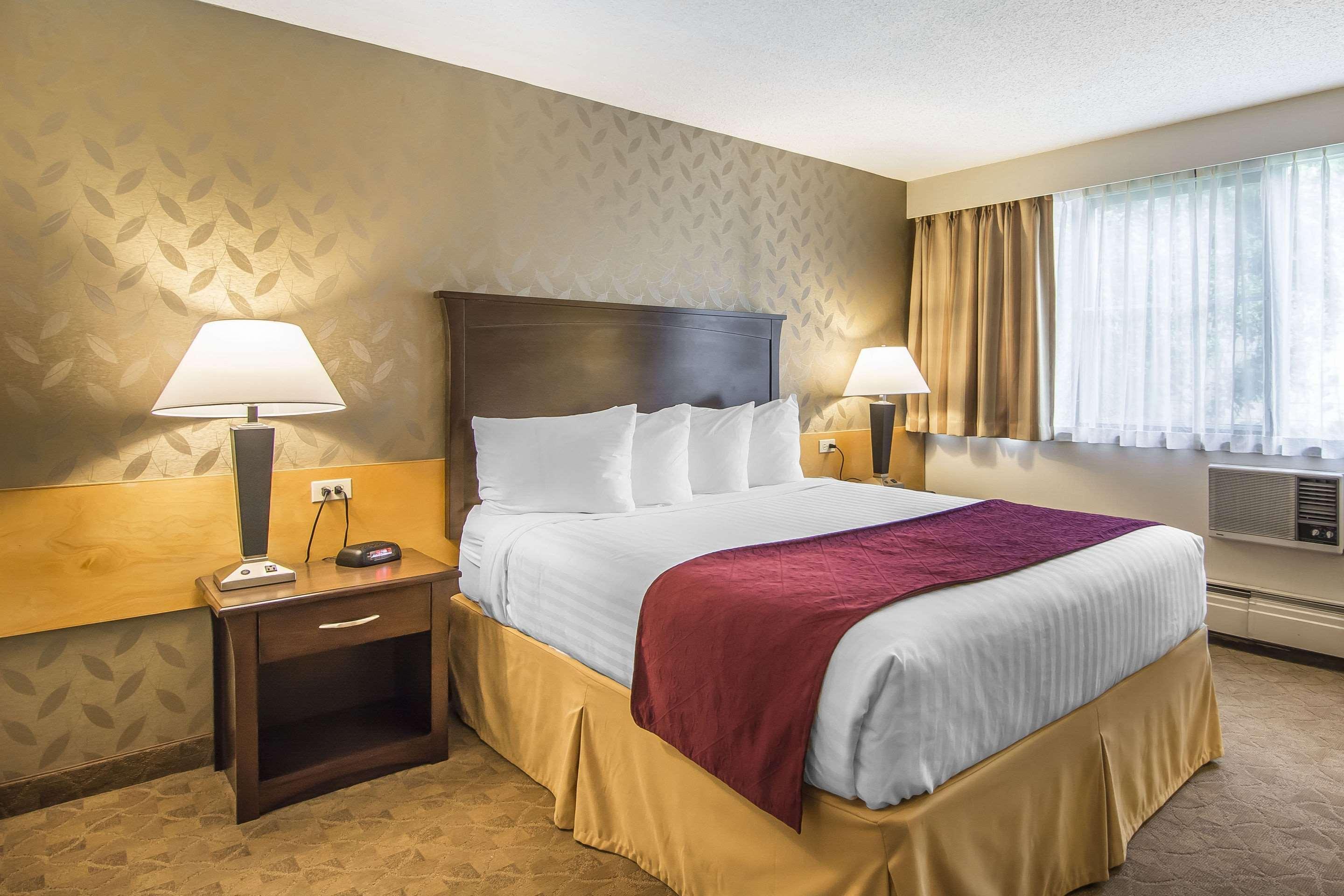 Prestige Riverside Lodge Квінел Екстер'єр фото