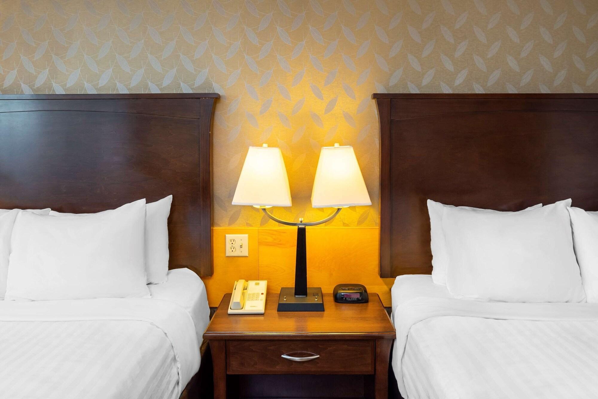Prestige Riverside Lodge Квінел Екстер'єр фото