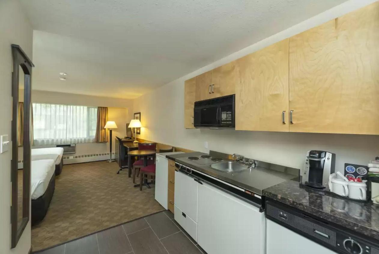 Prestige Riverside Lodge Квінел Екстер'єр фото
